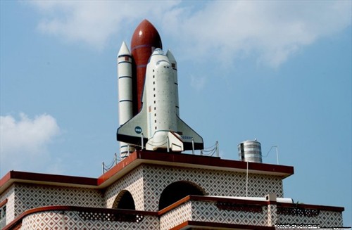 Réplica de cohete espacial en techo de fachada China